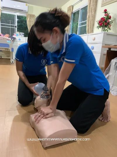 ภาพการฝึกอบรม CPR เขมภัช เนอร์สซิ่งโฮม นนทบุรี ภาพการฝึกอบรม CPR เขมภัช เนอร์สซิ่งโฮม นนทบุรี